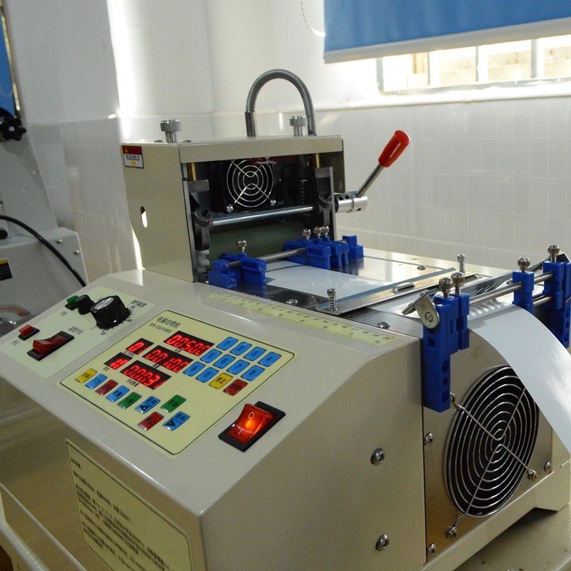 Petite machine de découpe de bande élastique pour l'usine de traitement de vêtements